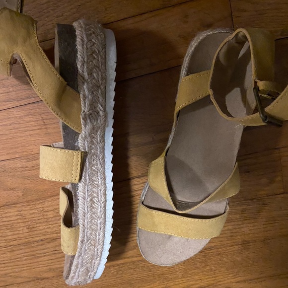 universal threads sandals - Picture 2 of 3